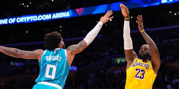 bob半岛体育登录入口-末节连中续命球仍惨败！41岁勒布朗沮丧直接回更衣室：空砍29+9+6