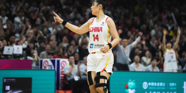 bob半岛体育-中国女篮半场领先南苏丹10分：张子宇8分 李月汝2分3犯规低迷
